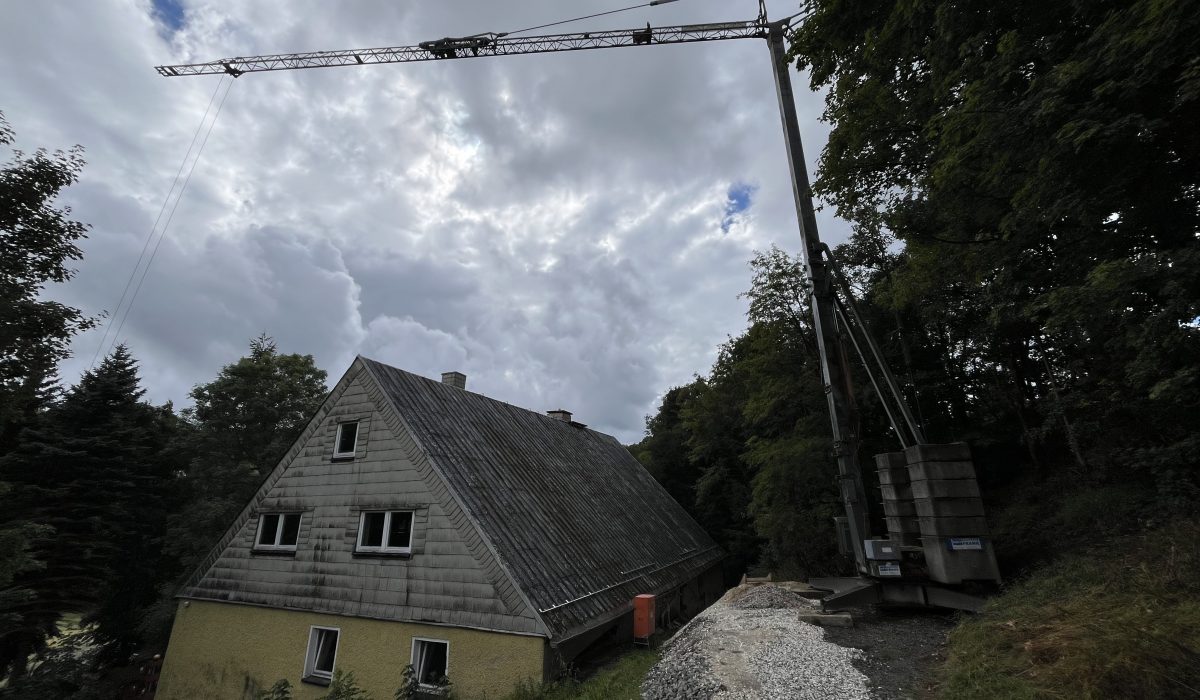 Kran steht und ist aufgebaut