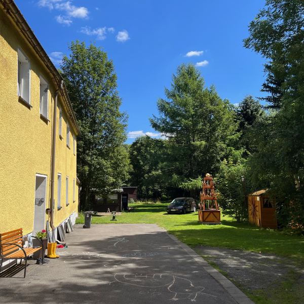 Blick auf den Hof vor dem Haus