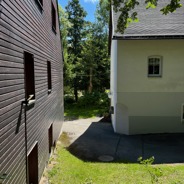 Unsere enge Einfahrt auf den Hof