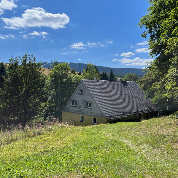 Blick von der Nordostseite auf die Brunnermühle und den Keilberg