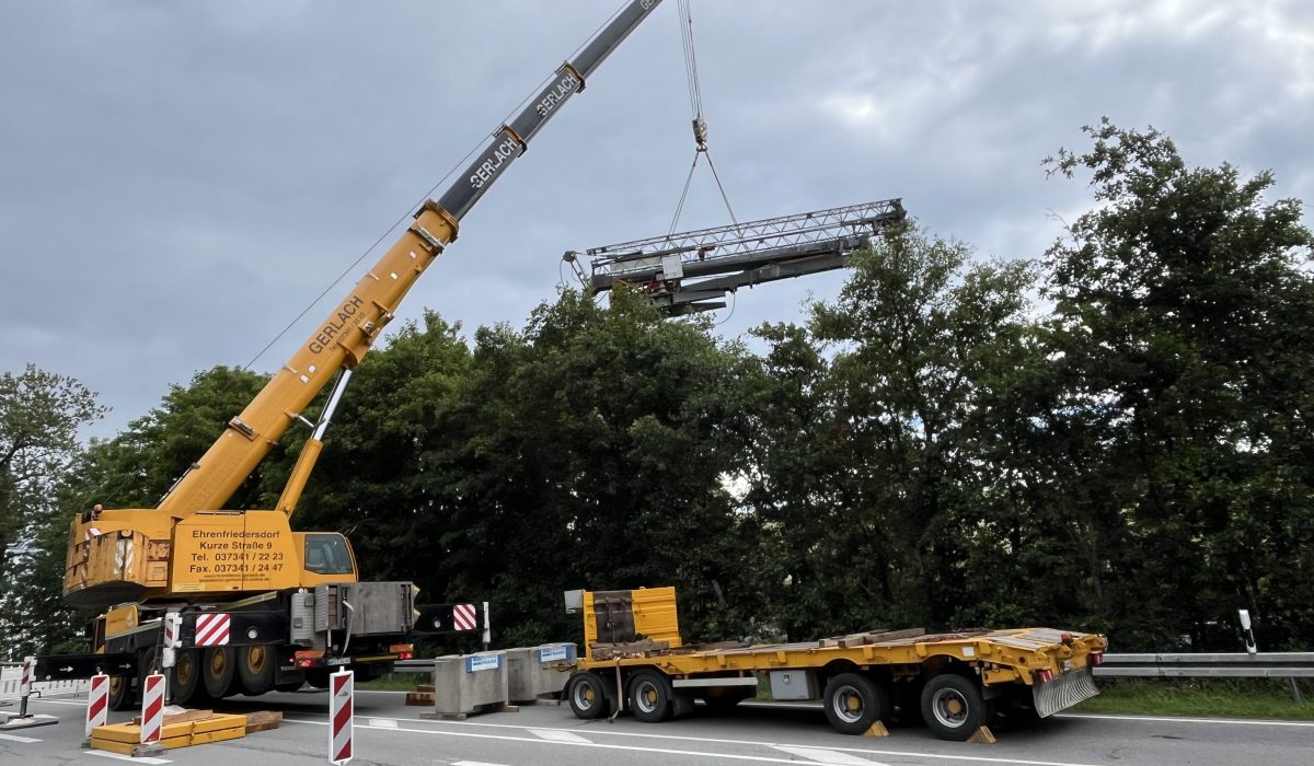 Kran wird ins Grundstück gehoben