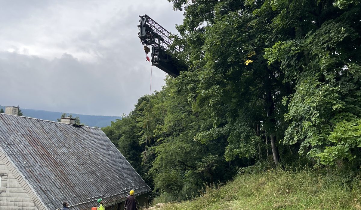 Kran wird ins Grundstück gehoben